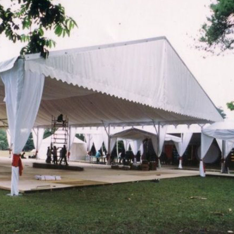 Tenda Roder Putih dengan Dekorasi Kain